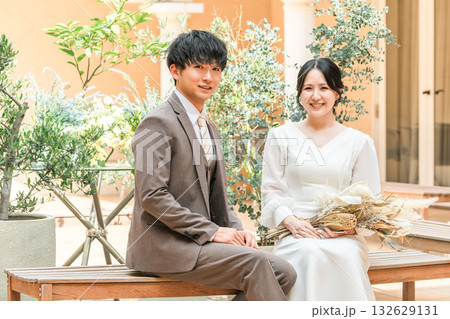 椅子に座るドレスのカップル,夫婦,新郎新婦,ドレスアップした夫婦,富豪,富裕層 132629131