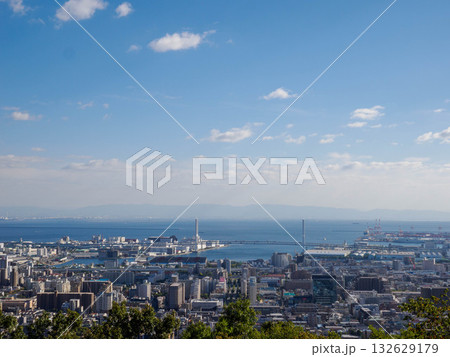 神戸市東灘区岡本の高台にある保久良神社から神戸市街地の眺め 132629179