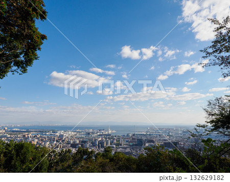 神戸市東灘区岡本の高台にある保久良神社から神戸市街地の眺め 132629182