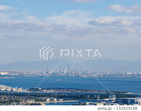 神戸市東灘区岡本の高台にある保久良神社から神戸市街地の眺め 132629186