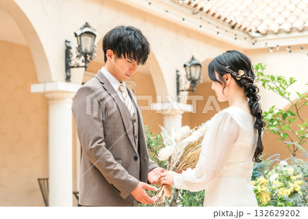 ブーケを持って向かい合う新郎新婦(ウェディング・ブライダル・夫婦) ブーケを持って向かい合う新郎新婦(ウェディング・ブライダル・夫婦) 132629202
