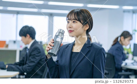 オフィスで水筒からコーヒーを飲む日本人ビジネスウーマン 132629373