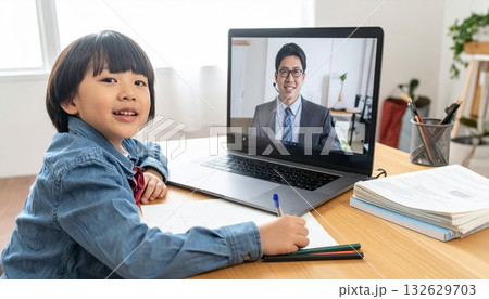 オンライン授業でPCの画面を見る男の子 オンライン授業でPCの画面を見る男の子 132629703