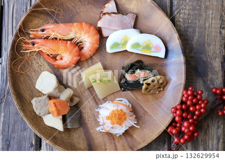 アカシアプレートに取り分けた一人用のお節料理 132629954