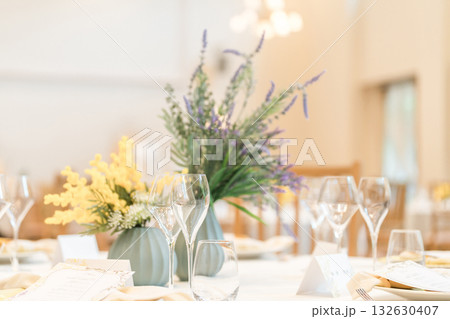 結婚式の披露宴会場のテーブルにある花飾り 132630407