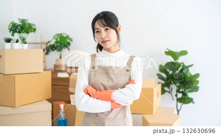 悩むエプロン姿の若い日本人女性 132630696