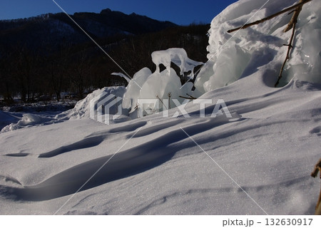 寒冷地で自然の氷の形成物8 132630917