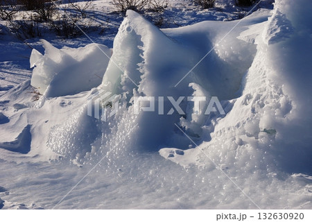 寒冷地で自然の氷の形成物5 132630920