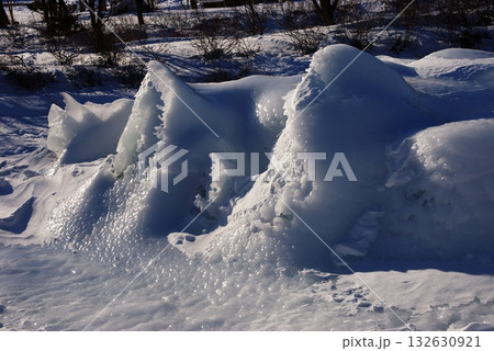 寒冷地で自然の氷の形成物4 寒冷地で自然の氷の形成物4 132630921