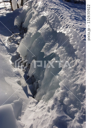 寒冷地で自然の氷の形成物3 寒冷地で自然の氷の形成物3 132630922