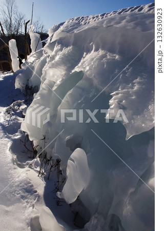 寒冷地で自然の氷の形成物2 132630923