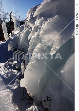 寒冷地で自然の氷の形成物1 132630924