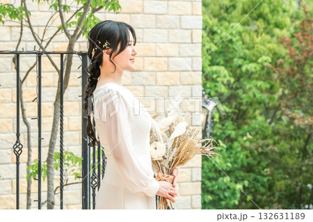 結婚式場,チャペルにいるドライフラワー,スワッグを持つドレス姿の新婦,花嫁 結婚式場,チャペルにいるドライフラワー,スワッグを持つドレス姿の新婦,花嫁 132631189