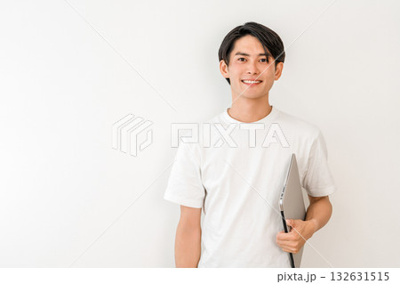 パソコンを持つTシャツ姿の若いアジア人男性(フリーランス,クリエイター,プログラマー) パソコンを持つTシャツ姿の若いアジア人男性(フリーランス,クリエイター,プログラマー) 132631515
