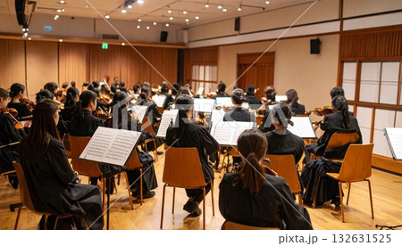 オーケストラの練習場所に座る日本人の演奏者たち 132631525