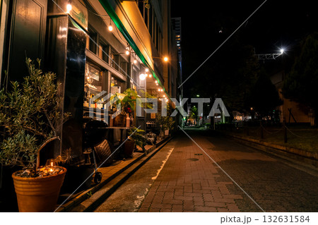 静けさと光が織りなすおしゃれな夜のレストラン風景 静けさと光が織りなすおしゃれな夜のレストラン風景 132631584