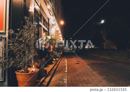 静けさと光が織りなすおしゃれな夜のレストラン風景 静けさと光が織りなすおしゃれな夜のレストラン風景 132631585
