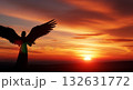 夕日に祈りをささげる天使 132631772