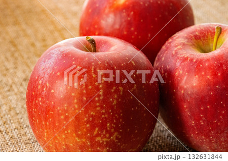 大きな赤い林檎　シナノスイートのアップ 132631844