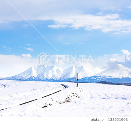 冬の北海道美瑛町の丘から見た冠雪した十勝岳連峰の風景 132631908
