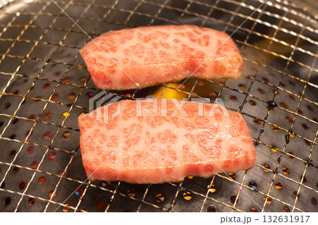 おいしい和牛大トロカルビの焼肉 132631917