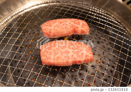 おいしい和牛大トロカルビの焼肉 132631918