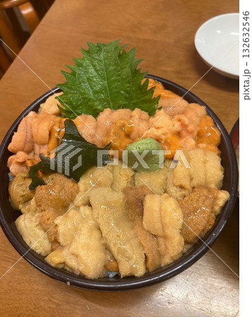 贅沢なウニ丼のクローズアップ 高級海鮮丼 新鮮なウニとご飯 Close-up of 贅沢なウニ丼のクローズアップ 高級海鮮丼 新鮮なウニとご飯 Close-up of 132632546
