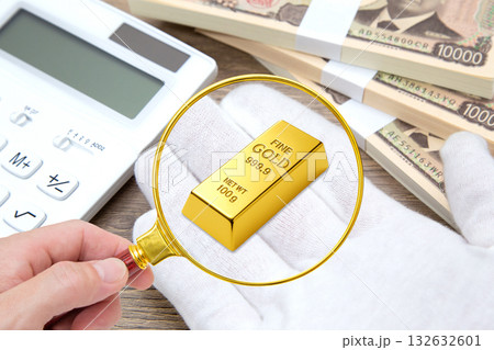 白手袋をはめた手のひらに置かれた金のインゴットをクローズアップ 132632601