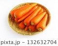 白バックでざるに乗せたニンジン 132632704