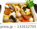 角型のおでん鍋に入ったおいしそうなおでん 132632705