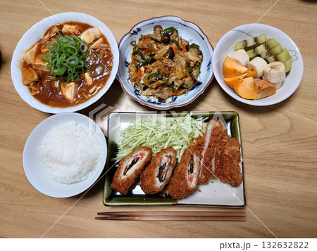 町の洋食屋さんの日替わり定食の例~中華風に組み合わせたミックスフライ定食(麻婆豆腐,デザート小鉢) 町の洋食屋さんの日替わり定食の例~中華風に組み合わせたミックスフライ定食(麻婆豆腐,デザート小鉢) 132632822