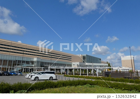 新青森駅の南口駐車場から眺めた駅舎と奥羽本線ホーム（青森県青森市） 132632842