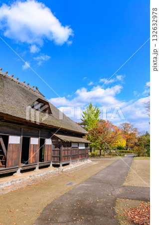 秋　みちのく湖畔公園　紅葉とコキアと古民家 132632978