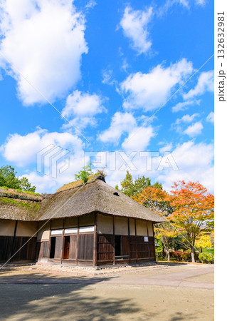 秋　みちのく湖畔公園　紅葉とコキアと古民家 132632981