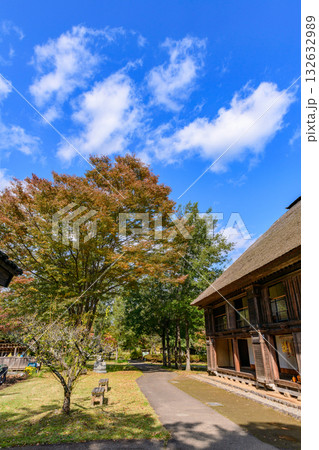 秋　みちのく湖畔公園　紅葉とコキアと古民家 132632989