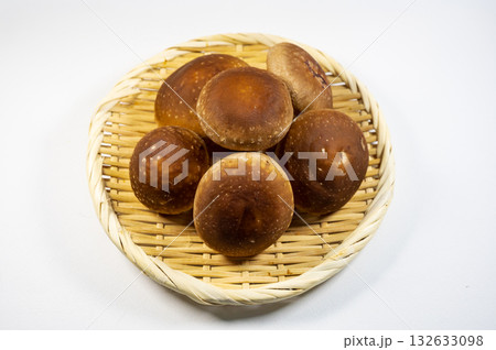 ザルに盛った椎茸 132633098