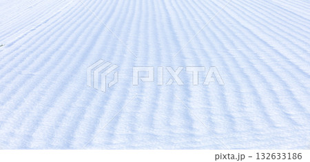 11月の北海道に降った雪が畑に積もった時のシンプルな風景 132633186
