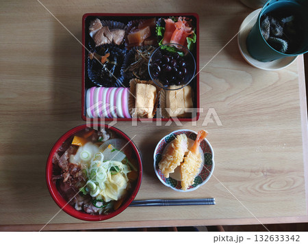 Osechi & ozoni 日本のお正月料理・おせち料理の例～おせち重とお雑煮の定番な組み合わせ例 132633342