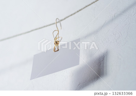 クリップでとめた白いカード1 132633366