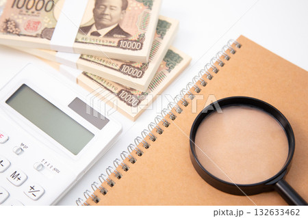 札束と電卓とノートと虫メガネ 132633462