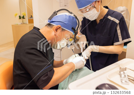 医療　歯科医　施術　イメージ 132633568