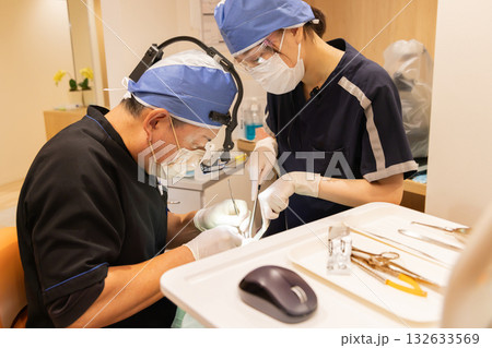 医療　歯科医　施術イメージ 132633569