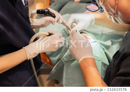 医療　歯科医　施術イメージ 132633576