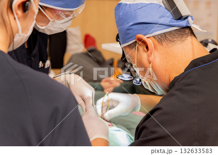 医療　歯科医　施術　イメージ 132633583