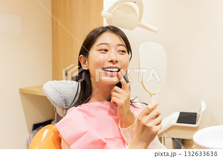 歯科病院で歯を確認する女性 132633638