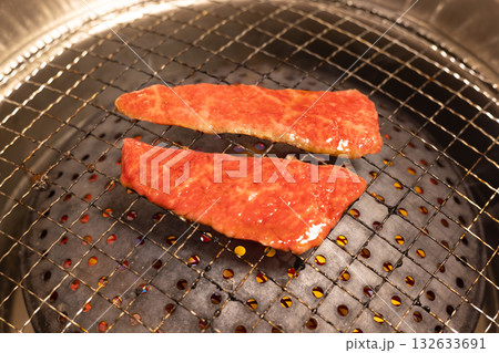 おいしい網焼肉、カルビ焼き肉 132633691