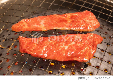 おいしい網焼肉、カルビ焼き肉 132633692