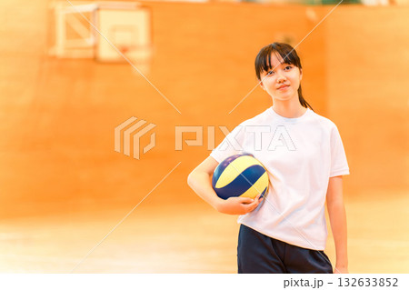 体育館でバレーボールをする体操着姿の女子中学生・女子高生 132633852