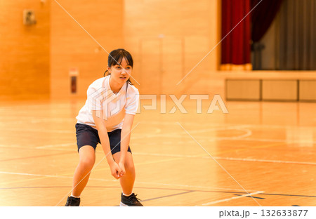 体育館でバレーボールをする体操着姿の女子中学生・女子高生 132633877