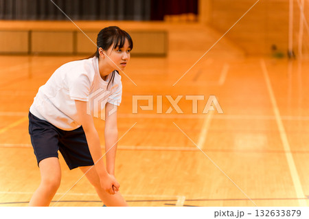 体育館でバレーボールをする体操着姿の女子中学生・女子高生 132633879